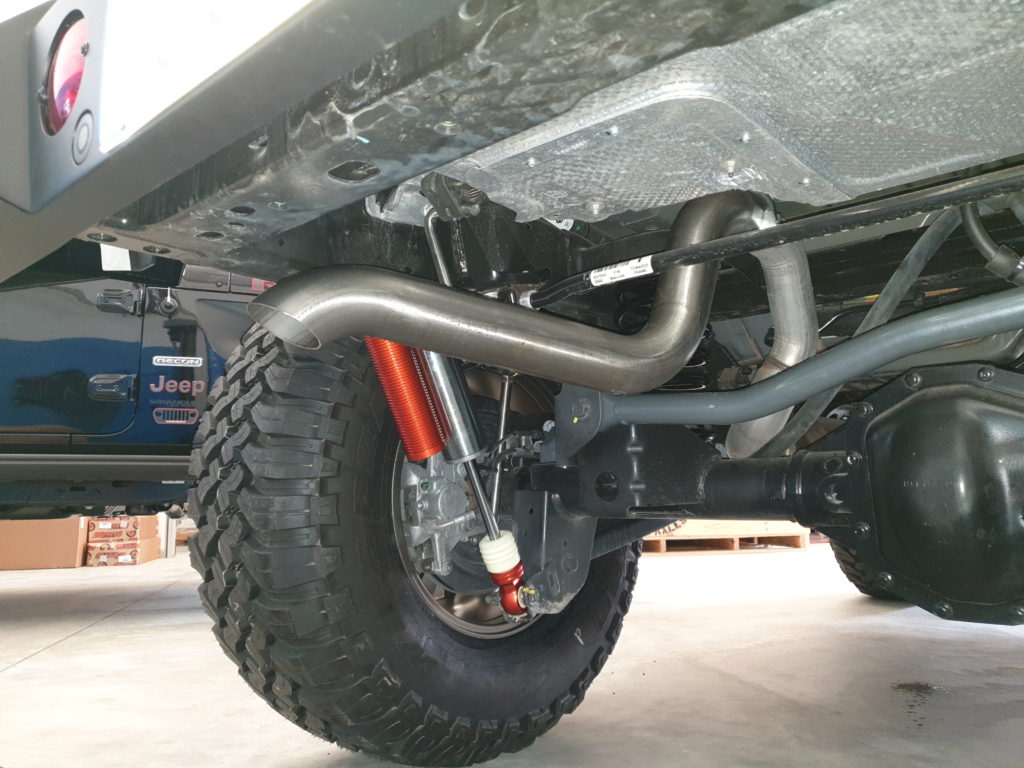 terminale di scarico jeep wrangler JL installato (2)